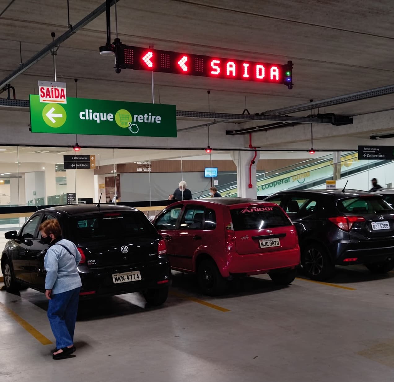 Illuminated display with arrows pointing to the car park exit