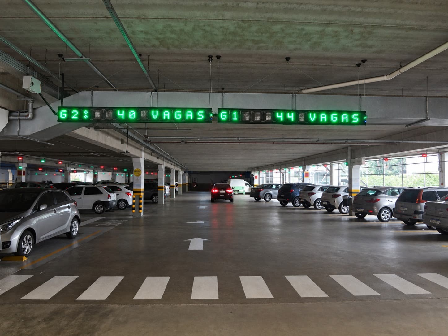 Entrance display showing available spaces on levels G1 and G2