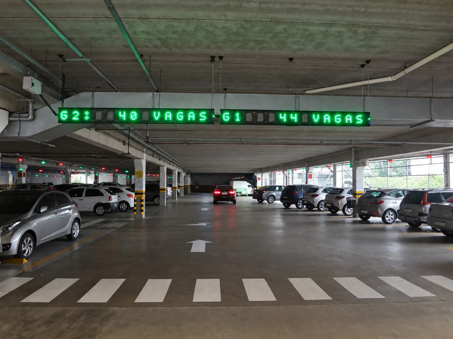 Painel na entrada informa a disponibilidade de vagas nos pisos G1 e G2